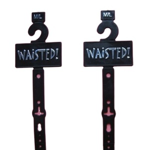 ไม้แขวนเสื้อพลาสติกสีดำขนาดเล็ก140มม. พร้อมพิมพ์โลโก้ที่กำหนดเองสำหรับเข็มขัด - Product Image 1