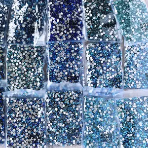 Les plus populaires dans les strass non correctifs pour la décoration des ongles en gros de l'usine plus de 100 couleurs cristal 2 sacs cousus ensemble de strass