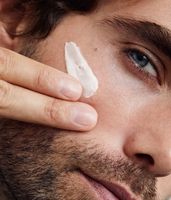 Crème hydratante intense NIVEA MEN pour peaux sensibles (50 ml) pour hommes - 0 % d'alcool, vitamine E et camomille, soin du visage