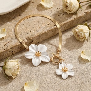 <span class=keywords><strong>Chaîne</strong></span> <span class=keywords><strong>de</strong></span> <span class=keywords><strong>cheville</strong></span> élégante et simple à motif floral polyvalent avec boucle OT, grand accessoire <span class=keywords><strong>de</strong></span> <span class=keywords><strong>cheville</strong></span> en forme <span class=keywords><strong>de</strong></span> fleur, vente en gros <span class=keywords><strong>de</strong></span> chaînes <span class=keywords><strong>de</strong></span> <span class=keywords><strong>cheville</strong></span> pour femmes - Product Image 2