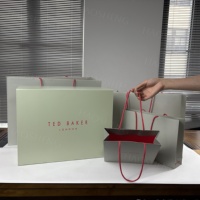 Giyim karton alışveriş çantaları, lüks hediye ambalajlama için kağıt torbalar ve taşıma halatları için özel logo kabartmalı baskı