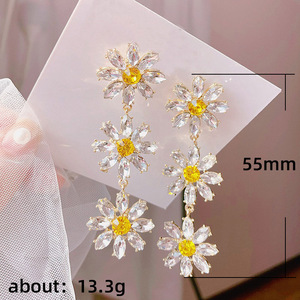 Orecchini Pendenti Floreali da Donna, Eleganti con Zirconi, Gioielli Minimalisti per Uso Quotidiano - Product Image 5