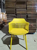 Chaise de salle à manger moderne en plastique avec revêtement en lin, dossier rembourré simple et doux, idéale pour restaurant, salon de thé, pâtisserie, ou pour les négociations.