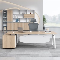 Bureau de direction moderne extensible en panneaux de bois pour bureau à domicile avec boîte de gestion des câbles et design de conférence sous le bureau