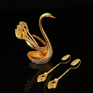 ชุดช้อนรูปหงส์โลหะผสมสไตล์ยุโรปสุดหรู สำหรับผลไม้ ของหวาน และกาแฟ ชุดของขวัญสำหรับธุรกิจ พร้อมที่วาง ดีไซน์พกพาสะดวก - Product Image 4