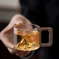 Mug en verre transparent avec poignée en bois, capacité 200 ml, style contemporain, durable et écologique, directement de l'usine