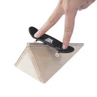 Rampe de planche à roulettes de petit doigt d'obstacle de triangle en bois personnalisé pour le jeu de table de touche