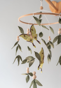 Butterfly baby mobile Lunar moth mobile per culla woods baby nursery mobile neonato appeso feltro minimalista baby mobile - Product Image 3