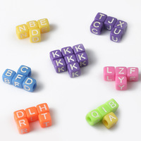 6mm vierkante letterkralen van hars voor sieraden en knutselwerk