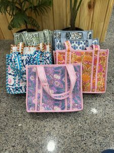 กระเป๋าโท้ทผ้าฝ้ายเย็บมือขนาดเล็กสำหรับผู้หญิง พร้อมสายโซ่ ปิดแบบเปิด กันน้ำ เหมาะสำหรับฤดูร้อน - Product Image 4