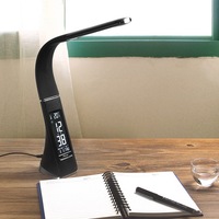 Lampe de bureau LED intelligente avec horloge numérique, commande tactile, intensité réglable, lumière de lecture protectrice pour les yeux, blanc chaud, alimentation par batterie ou prise, design moderne