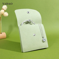 Pochette à bijoux minimaliste YADAO en microfibre verte avec bouton pour ranger les bagues, colliers, bracelets et boucles d'oreilles