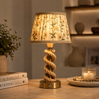 Lampe de table rechargeable sans fil à alimentation CC, design simple et haut de gamme, avec corps en corde torsadée et abat-jour en rotin, idéale pour la décoration d'hôtels de charme et de maisons.