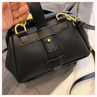 Sac à main plissé personnalisé avec logo, pochette en cuir grainé, poignée supérieure souple, sac bandoulière à fermoir, vente directe d'usine pour femmes