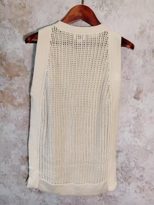Top de cuello redondo de Cachemira de ganchillo de punto sin mangas en blanco - Product Image 4