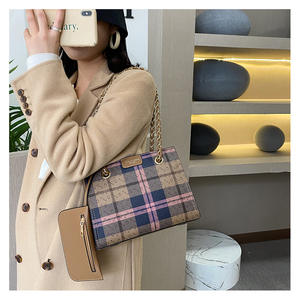 Gros sac fourre-tout <span class=keywords><strong>de</strong></span> luxe chaîne ouverte double <span class=keywords><strong>grille</strong></span> classique lettre <span class=keywords><strong>mot</strong></span> imprimé sac à main à bandoulière pour les femmes - Product Image 3