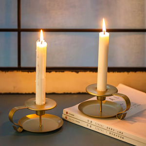 Ensemble de deux bougeoirs en métal de style unique pour décoration de maison de table - Product Image 1