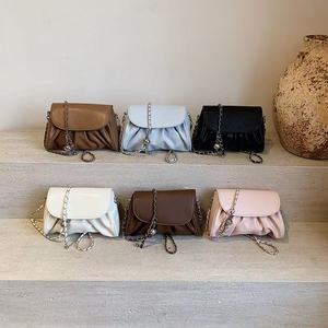 La combinación perfecta de tecnología de plisado y cadena metálica interpreta el encanto de la moda. - Product Image 6