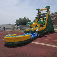 Toboggan aquatique gonflable géant étoiles bleues et violettes