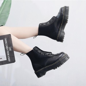 Dos pares de botas de locomotora de suela gruesa con 8 orificios y cremalleras frontales para Europa y América, botines cortos de estilo inglés para mujer. - Product Image 2