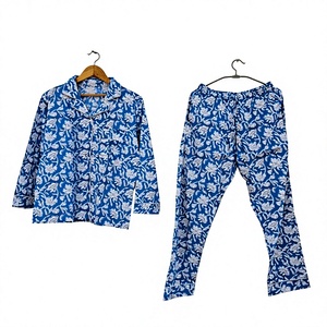 Ensemble de pyjama pour homme à manches longues à imprimé floral bleu, tissu tissé 100% coton, vêtements de nuit décontractés d'été avec poche, cadeau pour elle - Product Image 1