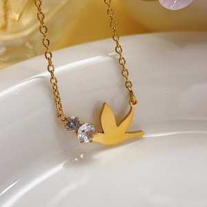 Collier pendentif en acier inoxydable et <span class=keywords><strong>colombe</strong></span> minimaliste pour femmes à la mode plaqué avec collier animal en zirconium en or 18 carats - Product Image 1