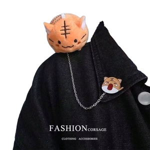 Broche de hombro de felpa de algodón con diseño de animales adorables: Tigre, Zorro, Gato, Dinosaurio. Relleno de algodón PP. Adorno y accesorio de ropa. - Product Image 1