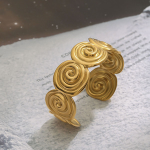 Brazalete Abierto en Espiral, Oro de 18K, Acero Inoxidable, Joyería Unisex, Brazalete de Moda - Product Image 2
