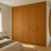 Armoire de chambre intégrée sur mesure, style moderne vintage, système de rangement pleine hauteur en placage de bois naturel