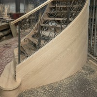 Escalier en colimaçon courbé sur mesure, garde-corps en fer forgé orné, marches en bois, design luxueux pour villa, hôtel, grand hall intérieur