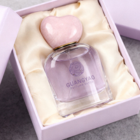 Flacon de parfum en verre transparent rond de 50 ml avec logo imprimé à l'écran et bouchon en forme de cœur, boîte cadeau en satin