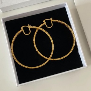 Les célèbres marques Keyon ont un logo en or 18 K, Design de motif Medusa, mode exagéré grand cerceau boucles d'oreilles - Product Image 3