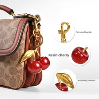Kersen fruit sleutelhanger tasbedel schouderband verlenger verlengstuk crossbody accessoire met parelketting