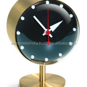 Horloge de table en métal design globe avec base plaquée or et cadran noir, parfaite pour une décoration intérieure élégante - Product Image 1
