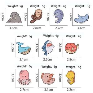 Spille in metallo all'ingrosso a tema cartoni animati, simpatiche spille smaltate con animali marini, adorabili spille a forma di delfino e medusa, distintivi souvenir con organismi marini - Product Image 5