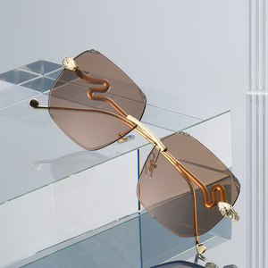 แว่นกันแดดทรงเหลี่ยมดีไซน์เก๋สไตล์<span class=keywords><strong>งู</strong></span>  ตกแต่งกรอบโลหะไร้ขอบ ขาโลหะ ป้องกันรังสียูวี สำหรับทุกเพศ - Product Image 2