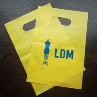 Ventes chaudes Sacs de shopping en plastique recyclables imperméables Logo-Taille Pliables Emballage de vêtements Dureté Carton souple emballé