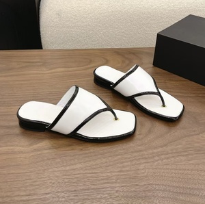 Sandales à talon carré bas en cuir verni color block noir et blanc pour femme, style claquettes d'été CC - Product Image 2