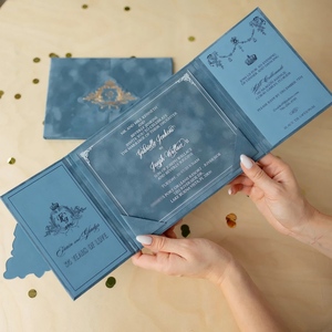 Invitación <span class=keywords><strong>de</strong></span> Boda <span class=keywords><strong>de</strong></span> Lujo en Acrílico y Terciopelo Azul Polvoriento, Estilo Folio <span class=keywords><strong>de</strong></span> Tapa Dura y Triple Pliegue para una Romántica Celebración <span class=keywords><strong>de</strong></span> Noche <span class=keywords><strong>de</strong></span> Verano - Product Image 1