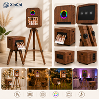 Cabina de Fotos XinChi de Madera Sólida para Bodas, Pantalla Táctil de 13.3 Pulgadas, Luz RGB, Impresora Instantánea DNP QW410, Compatible con Cámaras Réflex