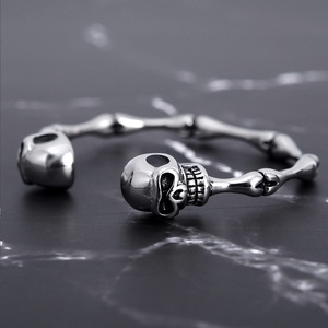 Bracelets en os de crâne audacieux style punk rock, design squelette détaillé en argent oxydé avec segments articulés - Product Image 3