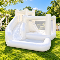 Structure gonflable blanche avec piscine à balles et toboggan, combo commercial pour location de fêtes en extérieur et en intérieur