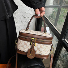 <span class=keywords><strong>Sac</strong></span> à <span class=keywords><strong>main</strong></span> tendance pour femme. Design à motifs géométriques. Fabriqué en matériau PU. Peut être transporté en accrochant à une sangle. - Product Image 4