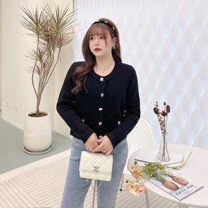 ชุดถักนิตติ้งสำหรับผู้หญิงไซส์ใหญ่ Runqi สีดำ เสื้อคลุมคาร์ดิแกนและเสื้อสายเดี่ยวลายดอกไม้ ติดกระดุม สไตล์หรูหรา สำหรับผู้ใหญ่ - Product Image 5