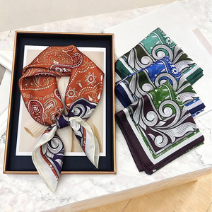 Pañuelo de Seda 70x70 cm con Estampado Digital, Pañuelo Cuadrado Multifuncional para Mujer, Accesorio de Primavera/Verano - Product Image 1