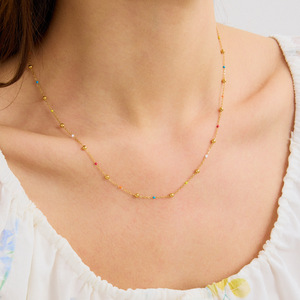 Collier délicat à perles colorées, chaîne en acier inoxydable plaqué or 14 carats, forme de boule, design géométrique, bijoux tendance - Product Image 4