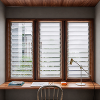 Fenêtre à jalousies en aluminium sur mesure avec lames de verre réglables pour le contrôle du flux d'air et la ventilation, idéale pour les projets de construction résidentielle