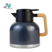 Vente en gros de thermos en acier inoxydable de 2 L avec poignée en bois, carafe à café isolée sous vide avec infuseur à thé amovible, logo personnalisé