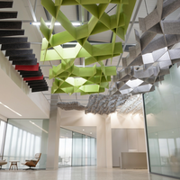 Panneau acoustique de plafond en fibre de polyester, tuile de plafond suspendue décorative insonorisante, conception de projet personnalisée