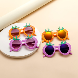 <span class=keywords><strong>Occhiali</strong></span> <span class=keywords><strong>da</strong></span> Sole per Bambine di Alta Qualità con Design a Fragola, Protezione UV400, Logo Carino per Feste, Montatura in PC, Vendita Calda - Product Image 6